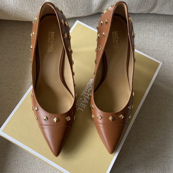 NWT Michael Kors Keke Toe Cap Pump, 7M, brown leather with gold pyramid studs. - Picture 2 of 13